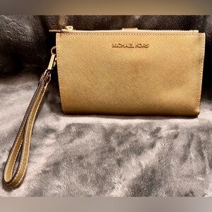 💛 Michael Kors Jet Set Travel Smartphone Wallet in Pale Gold